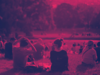Hintergrundbild für das Thema Sport und Freizeit. Viele Menschen sitzen auf einer Wiese in einem Park. Das Bild ist magenta und lila eingefärbt. 